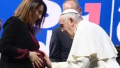 O papa Francisco abençoa uma mulher grávida durante o evento 'Estados Gerais de Natalidade' na Itália, em 12 de maio de 2023
