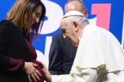 O papa Francisco abençoa uma mulher grávida durante o evento 'Estados Gerais de Natalidade' na Itália, em 12 de maio de 2023