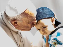 Papa Francisco abençoa um menino durante a Audiência Geral.