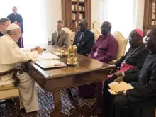 Papa durante um encontro com líderes religiosos do Sudão do Sul em 2016