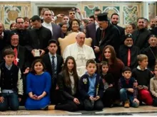 O Papa Francisco com o Patriarca siro-católico e alguns outros fiéis no Vaticano