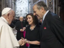 Papa Francisco cumprimenta Nancy Pelosi na basílica de São Pedro depois da missa de 29 de junho