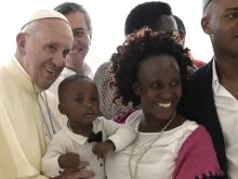Imagem referencial. Papa Francisco abençoa pessoas africanas.