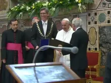 Papa recebe o Prêmio.