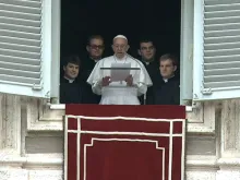 Papa durante o Regina Coeli acompanhado pelos novos sacerdotes.