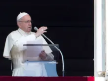 Papa Francisco durante a oração do Regina Coeli