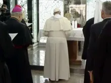 Papa Francisco reza diante das relíquias de Madre Teresa.