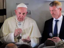 Papa Francisco responde aos jornalistas no voo papal