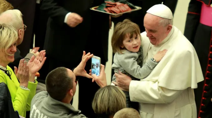 PapaSaludaAudiencia.jpg ?? 