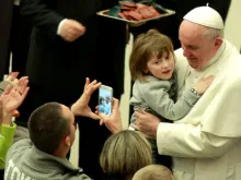 Papa saúda os fiéis na Audiência Geral.