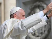 Papa Francisco saúda surdos 