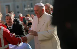 Papa saúda um membro da Cruz Vermelha na Praça.