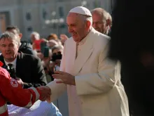 Papa saúda um membro da Cruz Vermelha na Praça.
