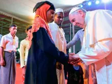 Papa saúda o grupo de 18 rohingya.