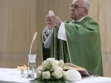 Papa Francisco na capela da Casa Santa Marta.