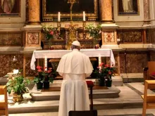 O Papa diante da tumba de Santa Mônica.