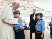 Papa Francisco cumprimenta um grupo de jovens escoteiros no Vaticano em 2015.