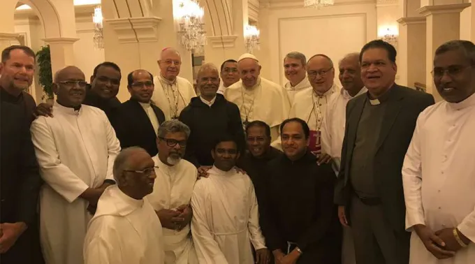 PapaSeDespidePalacioAbuDhabi_HolySeePressOffice.jpg ?? 