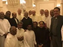 Papa Francisco com religiosos de Abu Dhabi.