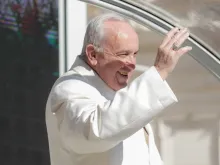Papa sorri aos peregrinos durante a Audiência Geral.