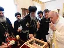 Papa Francisco beija a relíquia que recebeu de presente de Tawadros II
