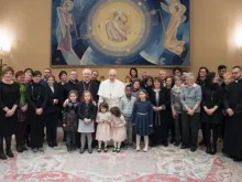 Papa com as famílias das vítimas.