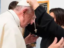 Papa Francisco recebe um terço de uma mulher libertada da prostituição 