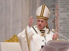 Papa Francisco presidindo a Vigília Pascal 2020 na Basílica de São Pedro