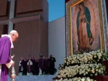 Papa Francisco ante imagem da Virgem de Guadalupe 