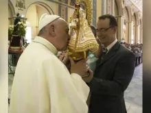 Papa Francisco recebe imagem da Virgem da Caridade durante sua visita a Cuba 