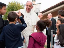 Papa Francisco visita a Vila SOS na sexta-feira da Misericórdia 