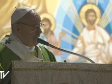 Papa durante visita à paróquia de Santa Maria.