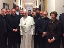 Papa é fotografado com alguns membros da Secretaria de Estado.