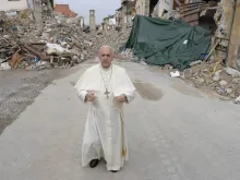 Papa durante sua visita à área atingida por terremoto na Itália em 2016.