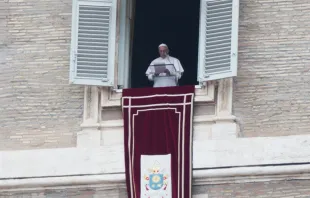 Papa reza o Ângelus.