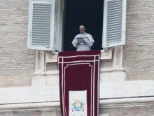 Papa reza o Ângelus.