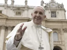 Papa saúda os fiéis durante a Audiência Geral.