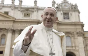 Papa saúda os fiéis durante a Audiência Geral.
