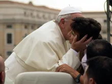Papa Francisco saúda uma criança durante a Audiência.