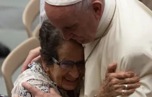 Papa abraça uma peregrina durante a Audiência Geral.