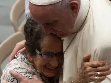 Papa abraça uma peregrina durante a Audiência Geral.