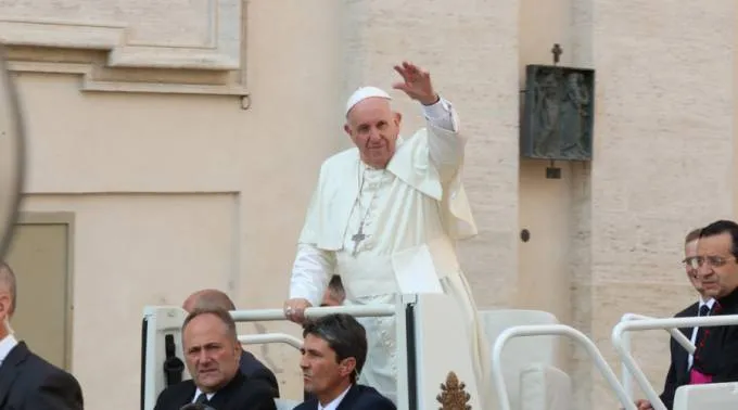 PapaYAudienciaYacogeAlexeyGotovskyACIPrensa.jpg ?? 