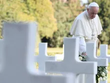 Papa Francisco no cemitério norte-americano de Nettuno.