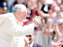Papa Francisco saúda fiéis do papamóvel.