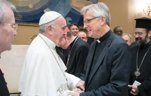 Papa saúda representantes do encontro.