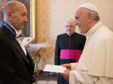 Embaixador da Espanha ante a Santa Sé entrega suas credenciais ao Papa.