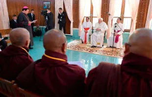 Papa Francisco com os líderes religiosos em Mianmar.