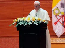 O Papa pronuncia seu discurso às autoridades. Foto. Edward Pentin