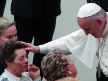 Papa saúda os enfermos na Audiência.