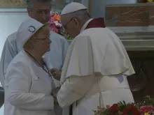 Irmã do Pe. Jacques Hamel cumprimenta o Papa.